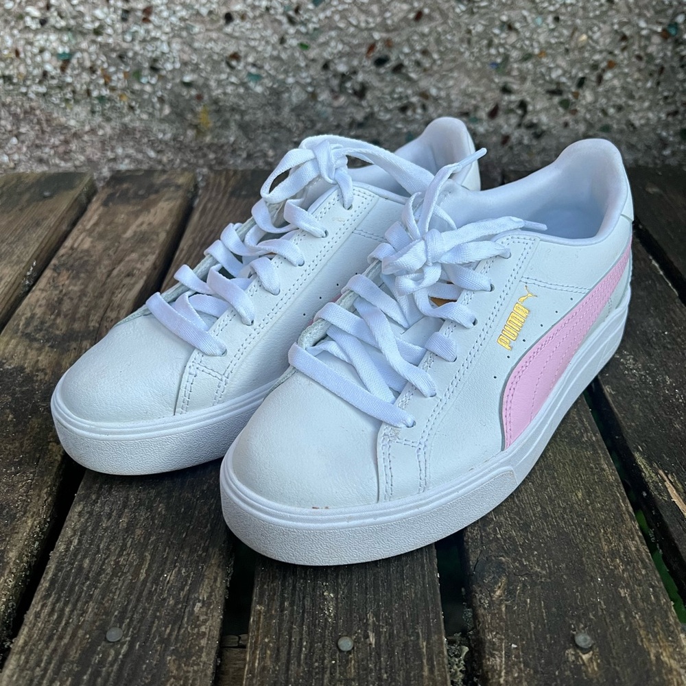 Puma casual platform sneakers, white w/ pink, sz 6, EUC!